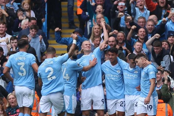 Rodri nhận thẻ đỏ, Man City vẫn bất bại