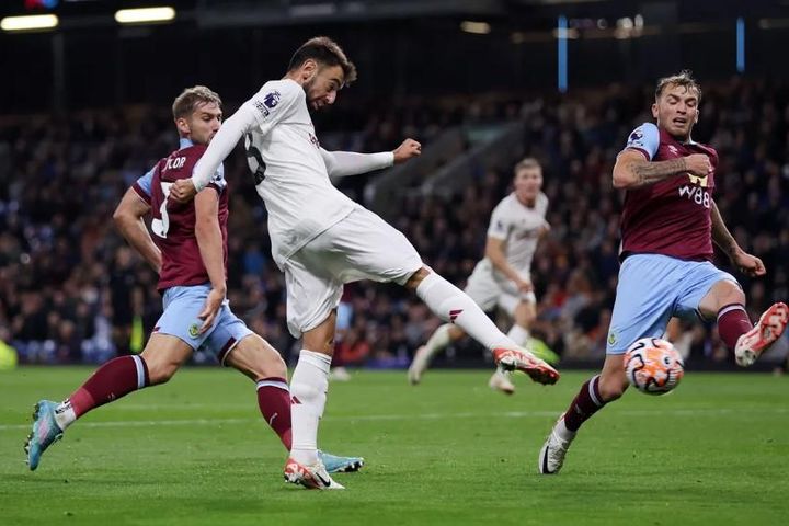 MU nhọc nhằn giành 3 điểm trước Burnley