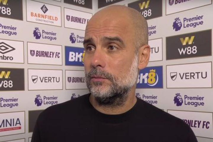 Pep Guardiola nổi giận: 'Tôi có thể nhận thẻ vàng, còn cậu ta thì không'