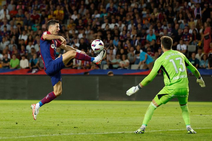 HLV Xavi nổi giận với cầu thủ Barca sau trận thắng khổ