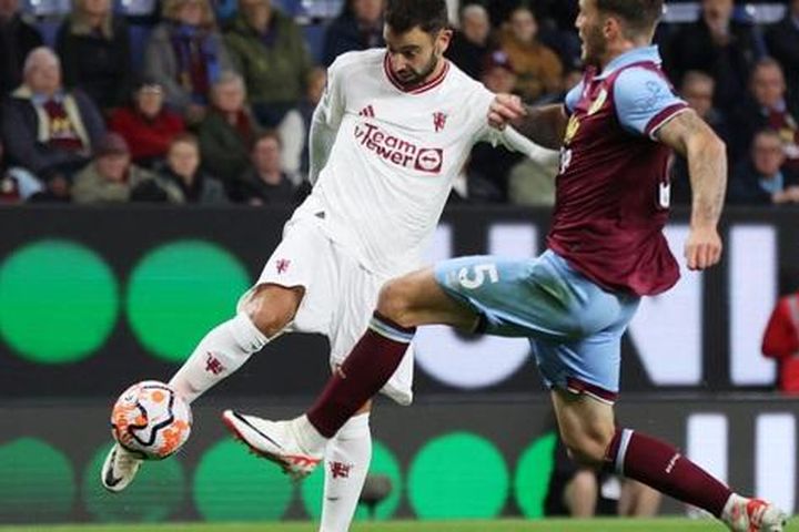 Fernandes lập công, Man United thắng Burnley tạm qua cơn khủng hoảng