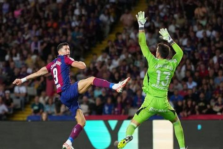 Lewandowski tỏa sáng, Barcelona ngược dòng thắng trong 8 phút cuối