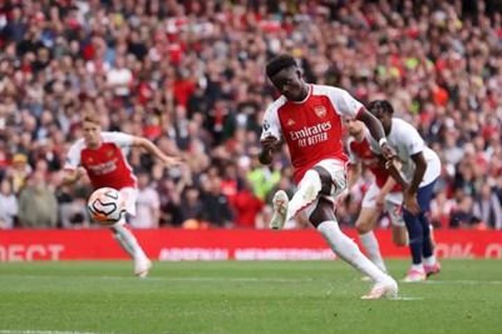 Arsenal chia điểm với Tottenham trong trận derby rực lửa