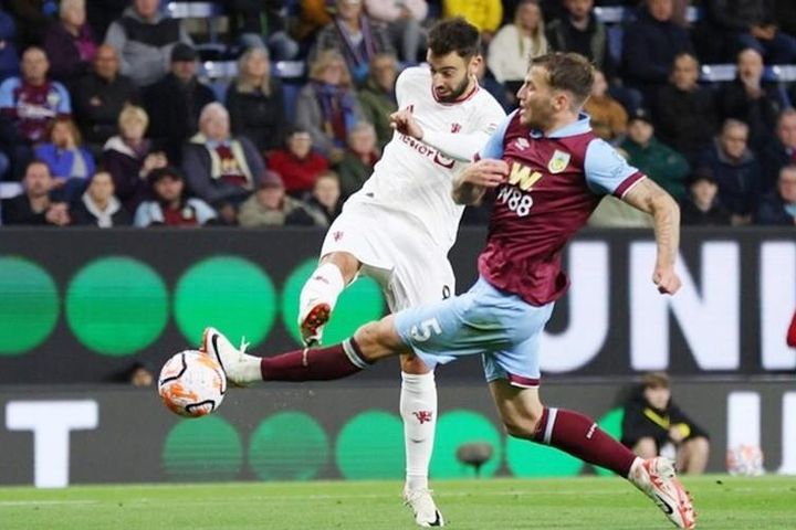 Cú vô lê của Bruno Fernandes xoa dịu áp lực lên Quỷ đỏ