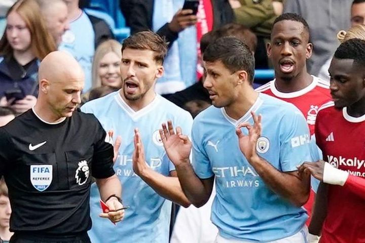 Guardiola tức giận với Rodri sau thẻ đỏ không đáng