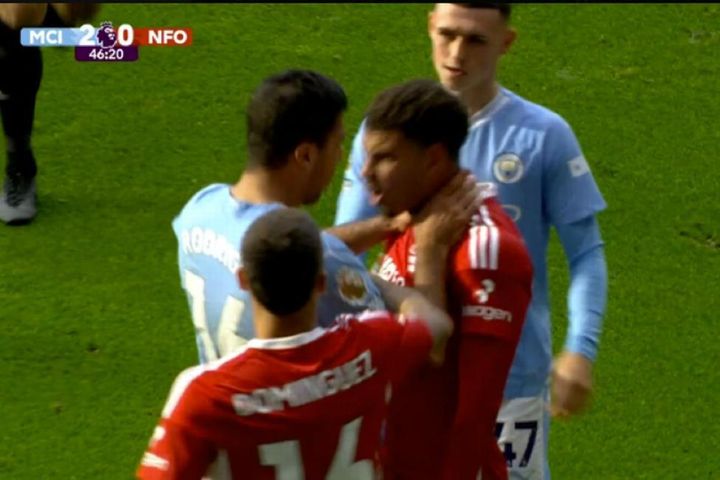 Cận cảnh tình huống sao Man City bóp cổ đối thủ