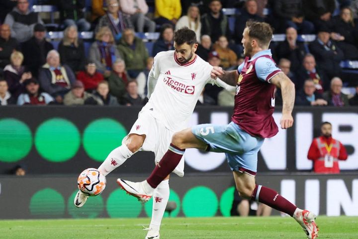 Man Utd thắng nhọc Burnley bằng siêu phẩm của Bruno Fernandes