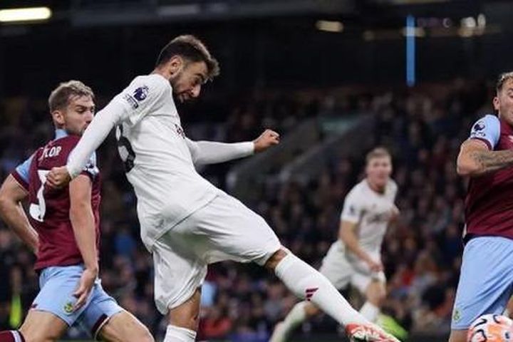 Ngoại hạng Anh: Man United thắng nhọc, Man City củng cố ngôi đầu