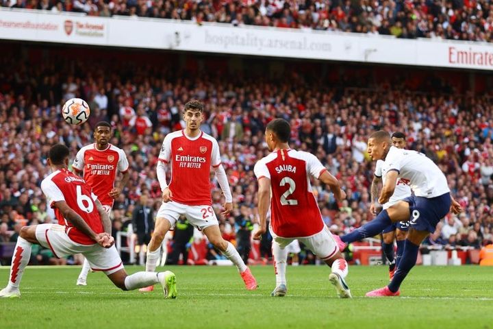 Sau vòng 6 Ngoại hạng Anh: MU và Man City ca khúc khải hoàn