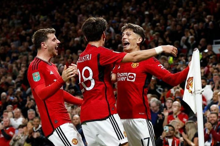 Thắng dễ Crystal Palace, Man United chứng tỏ sức mạnh nhà vô địch League Cup