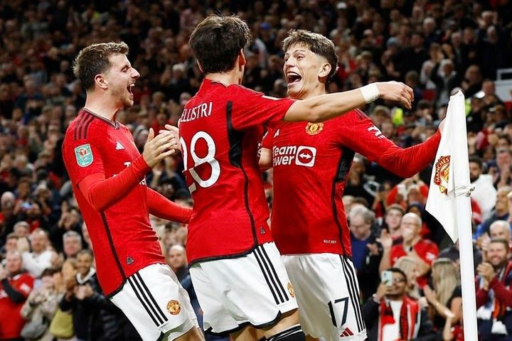 Ten Hag 'lạnh nhạt' với Sancho, Antony trở lại Anh