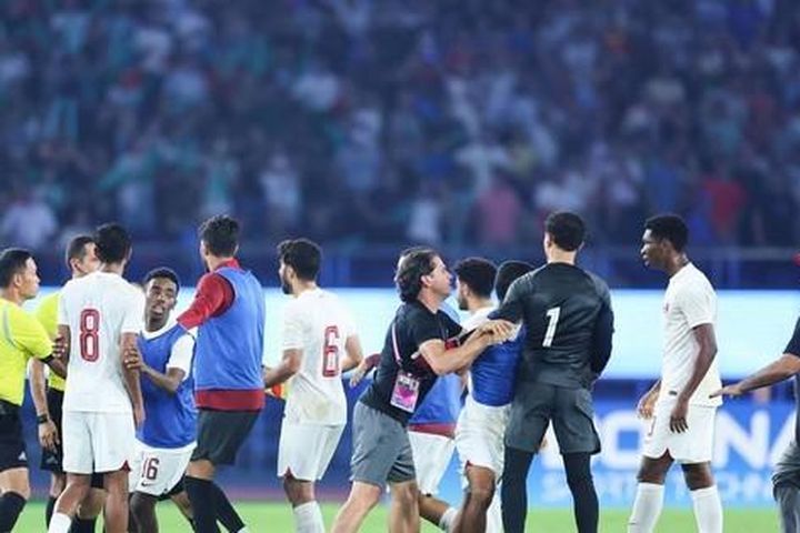 Các cầu thủ Qatar vây trọng tài sau trận thua tranh cãi trước tuyển Olympic Trung Quốc