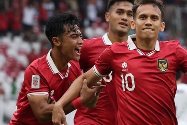 ASIAD 19: Esanov lập cú đúp, Uzbekistan tiễn Olympic Indonesia về nước